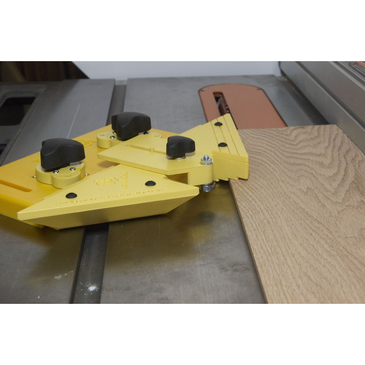 Magswitch Ultimate Thin Stock Rip Guide Magnetic Hold-Down in action