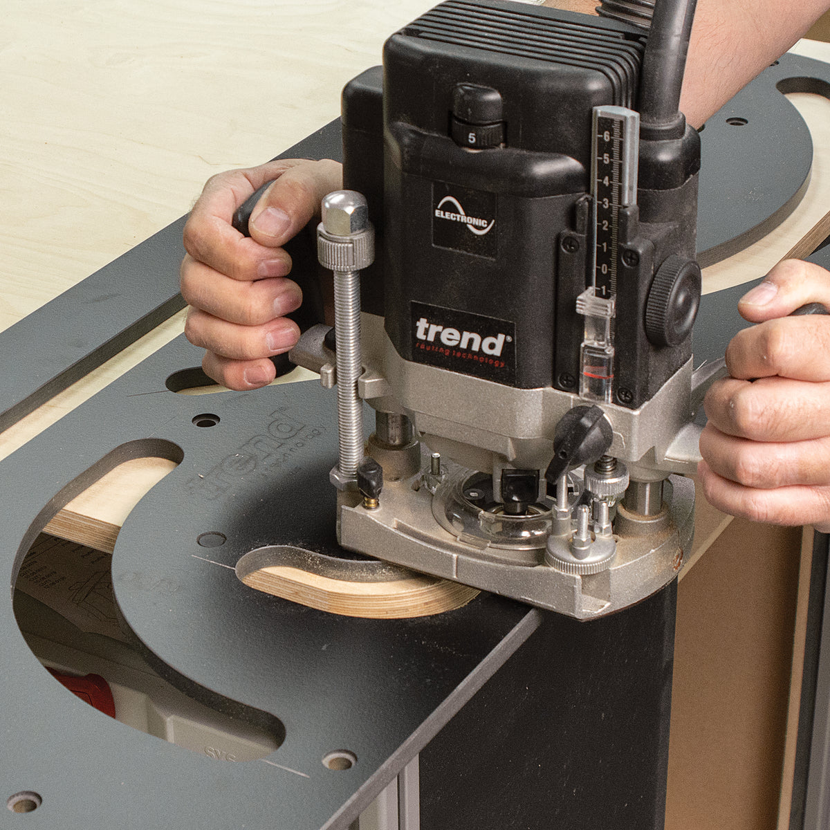 Trend Aperture Worktop Radius Jig for Plunge Routers cutting internal and external radii with precision