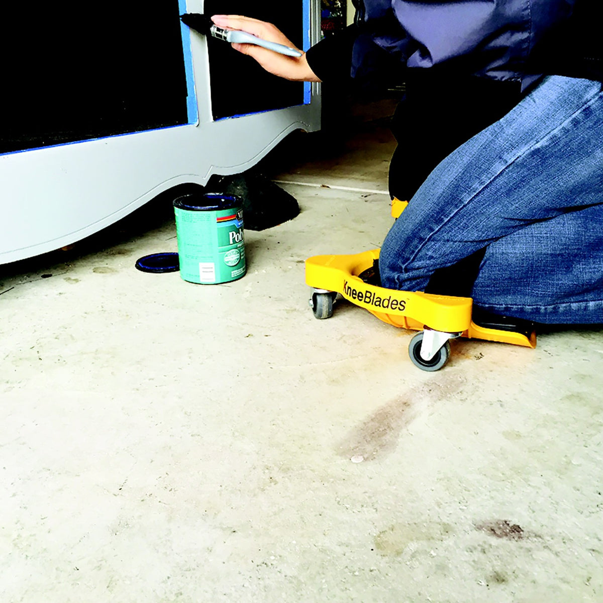Milescraft KneeBlades Wheeled Knee Pads in use with 360° turning capability