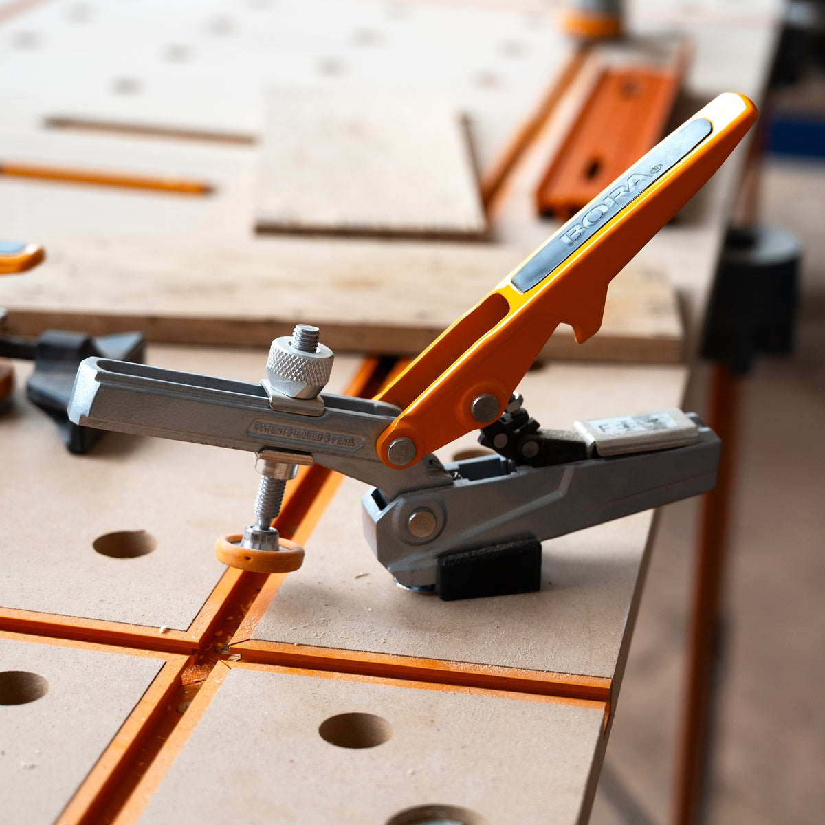 Toggle clamp securely grips 19mm bench dog post for increased clamping pressure. Fast 360° placement around dog hole