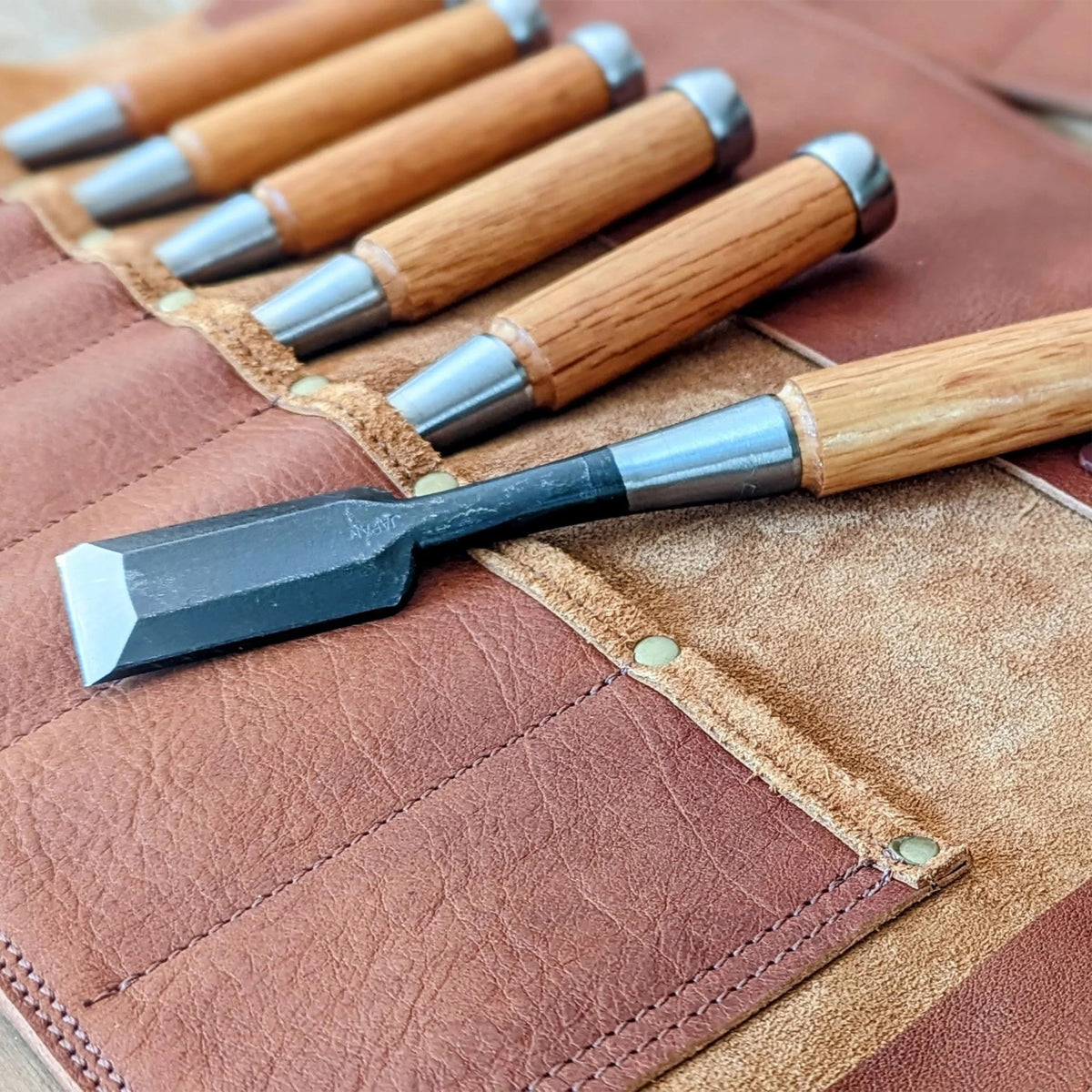 En Mina 12 Pocket Leather Chisel Roll Tan